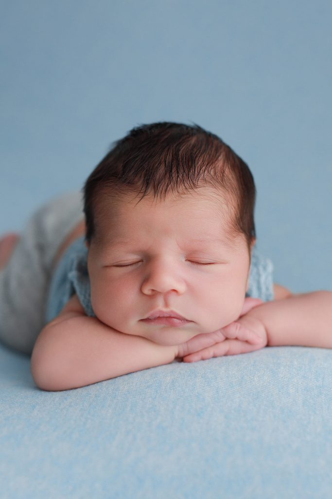 Noworodek śpiący w studio – sesja noworodkowa Wyszków