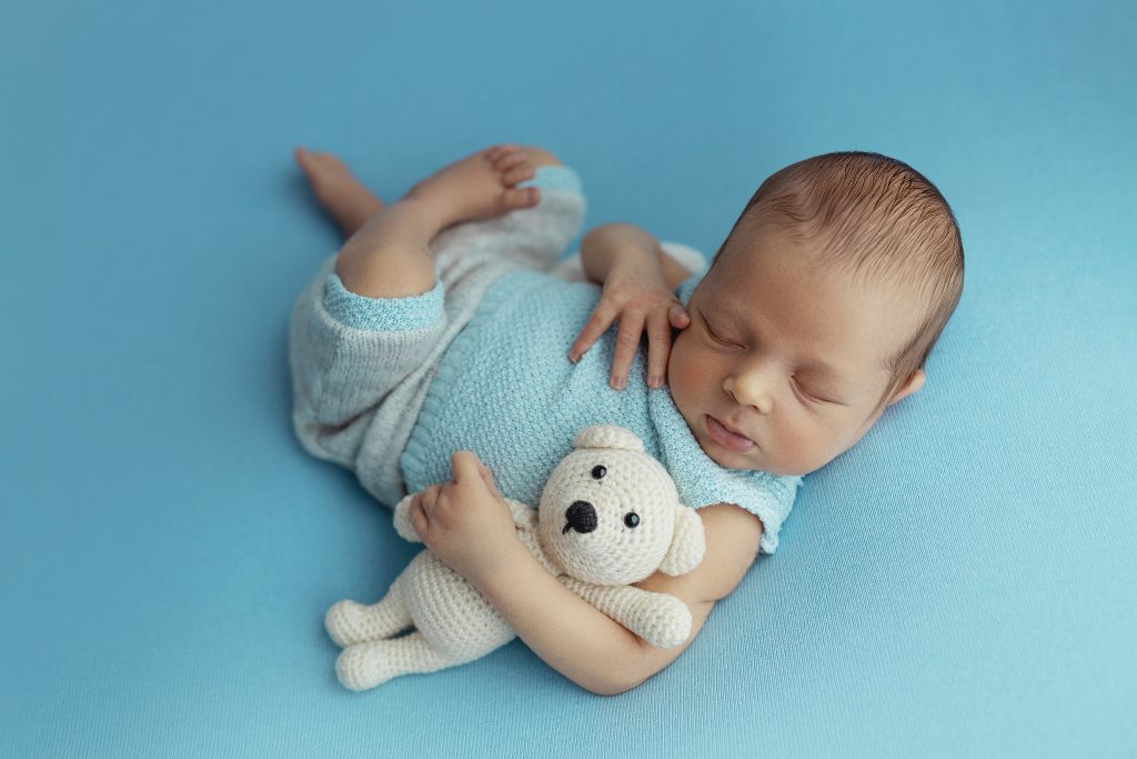Spokojny noworodek podczas snu – sesja noworodkowa Wyszków