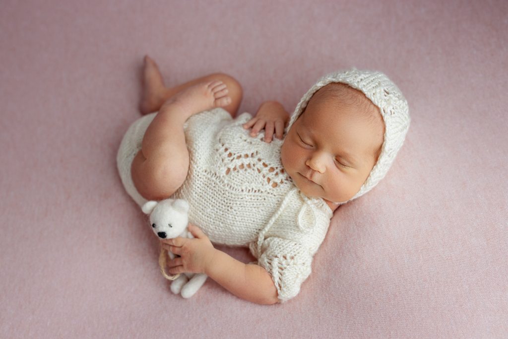 fotograf noworodkowy w Wyszkowie bezpieczna stylizacja noworodka