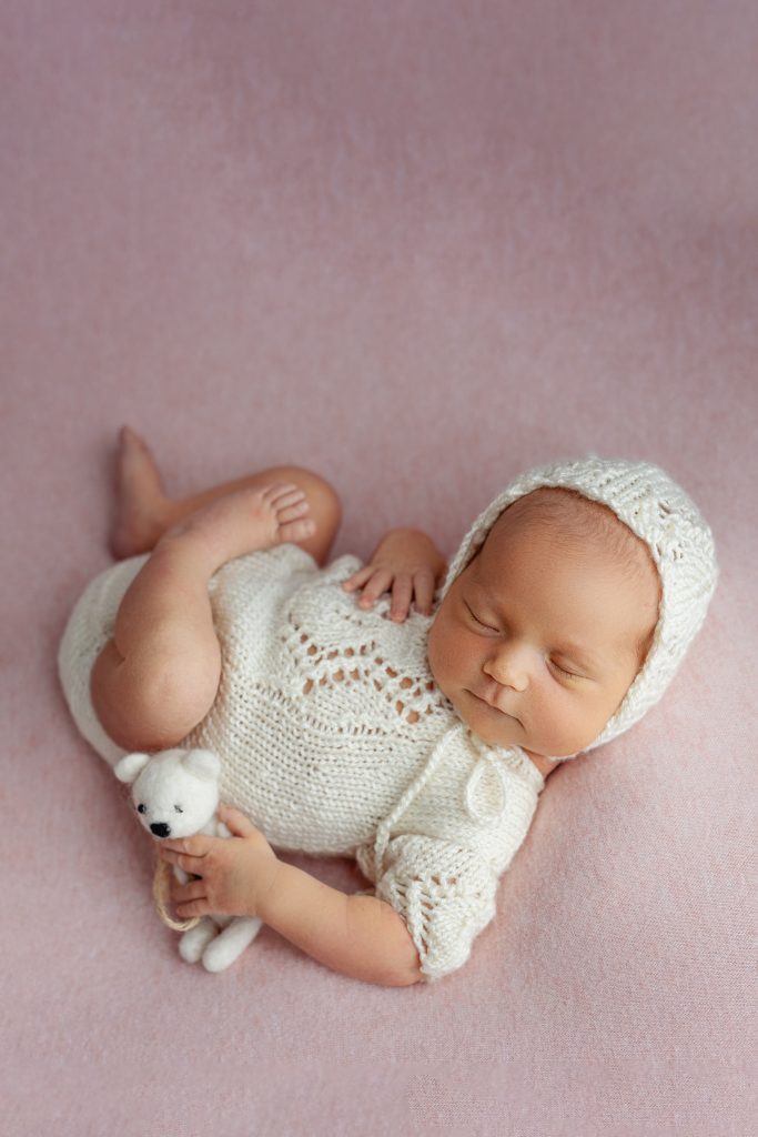 stylizowana sesja noworodkowa Wyszków delikatne ujęcie