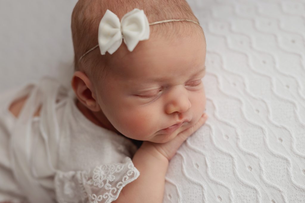 stylizowana sesja noworodkowa Wyszków delikatne ujęcie