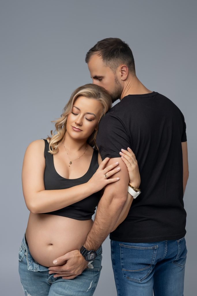 sesja ciążowa Wyszków zdjęcie z partnerem