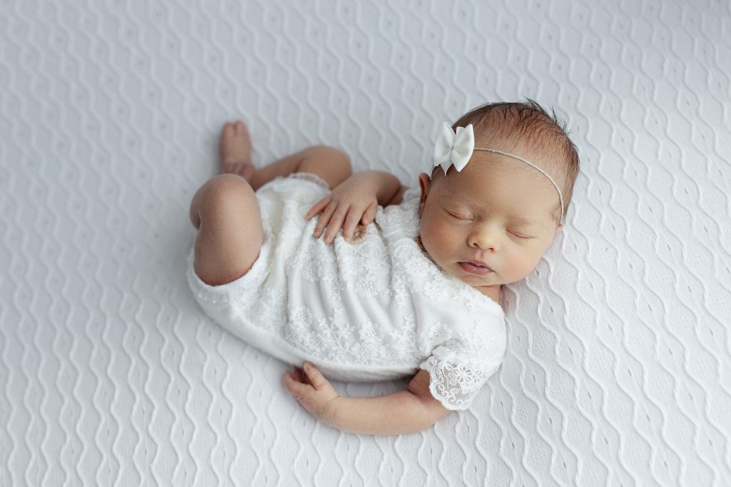 fotograf noworodkowy w Wyszkowie bezpieczna stylizacja noworodka
