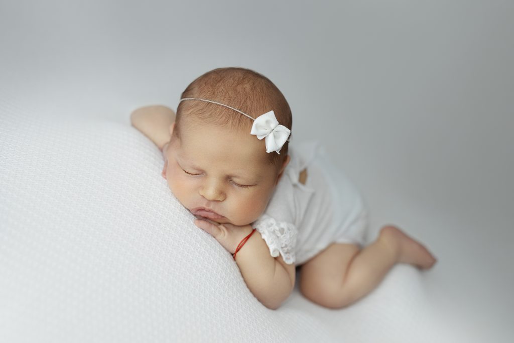 sesja noworodkowa Wyszków delikatny portret śpiącego noworodka