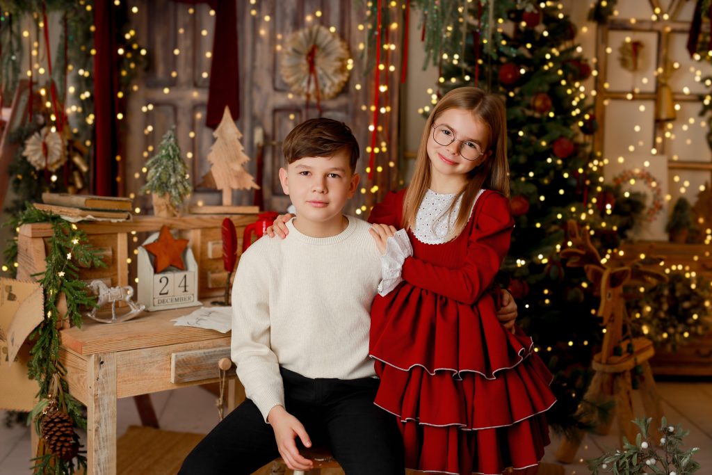sesja świąteczna w studio Wyszków – dzieci na świątecznej scenografii