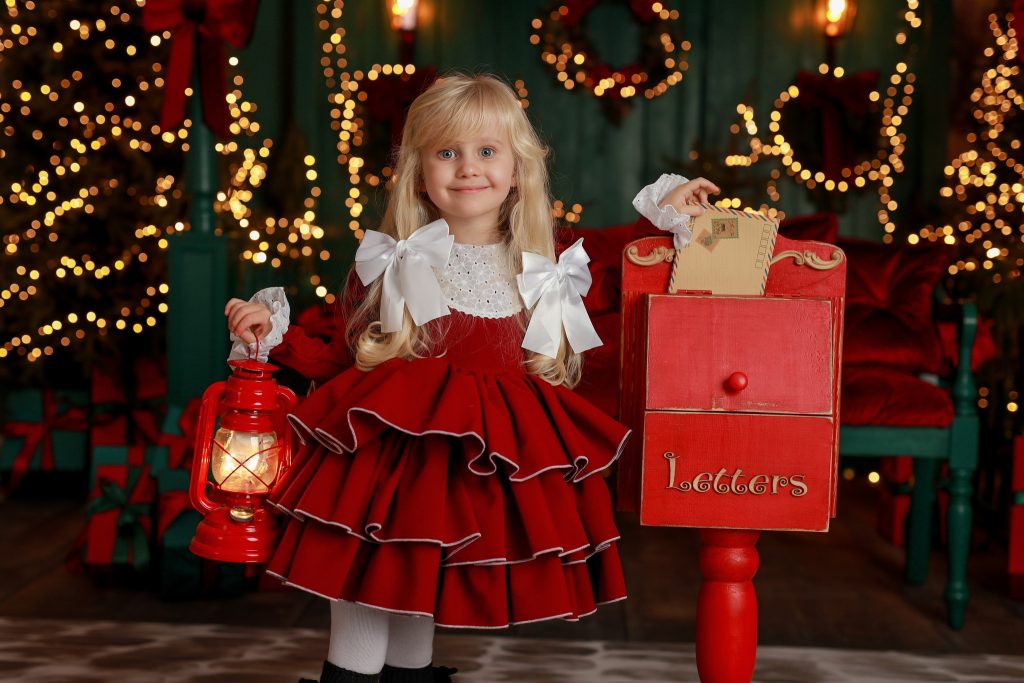 sesja świąteczna Wyszków – dziewczynki w świątecznej stylizacji w studio