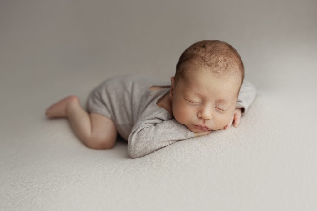 stylizowana sesja noworodkowa Wyszków delikatne ujęcie