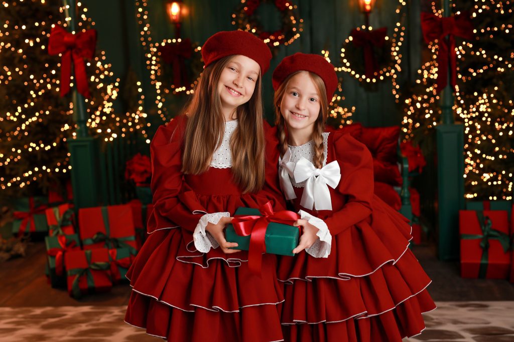 sesja świąteczna Wyszków – dziewczynki w świątecznej stylizacji w studio
