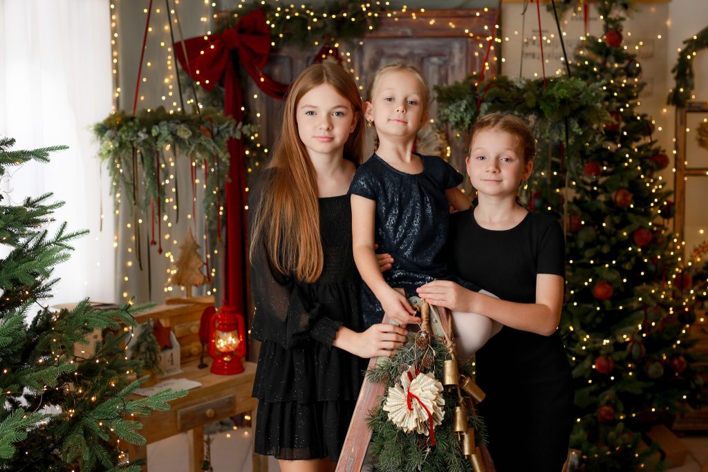 sesja świąteczna w studio Wyszków – dzieci na świątecznej scenografii