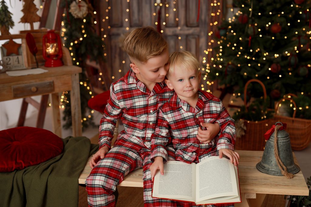 sesja świąteczna w studio Wyszków – dzieci na świątecznej scenografii