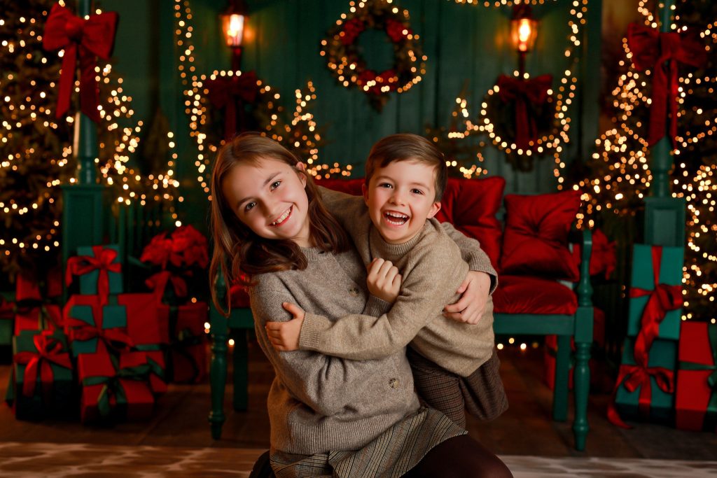 sesja świąteczna w studio Wyszków – dzieci na świątecznej scenografii