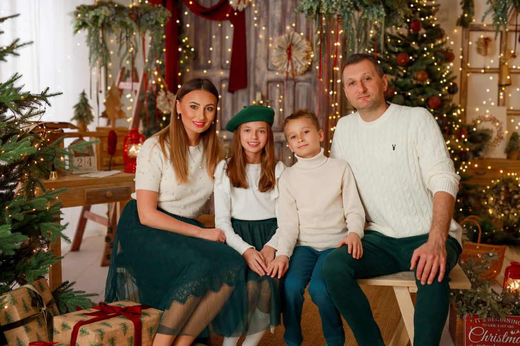 sesja świąteczna Wyszków – rodzinne zdjęcie w studio