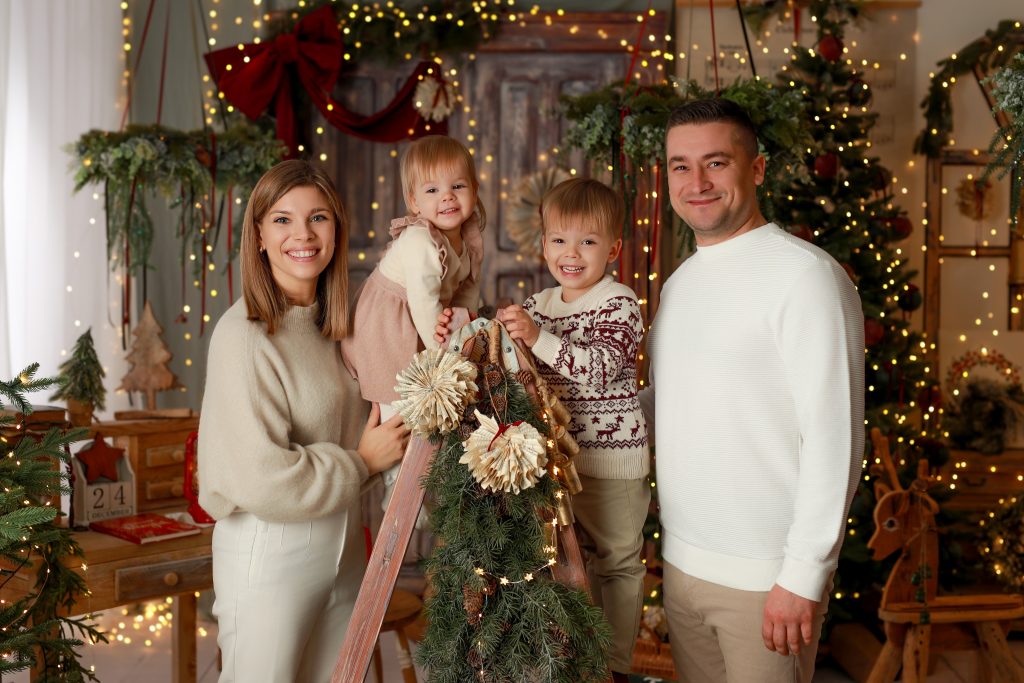 klimatyczna sesja świąteczna Wyszków – naturalne zdjęcia rodzinne