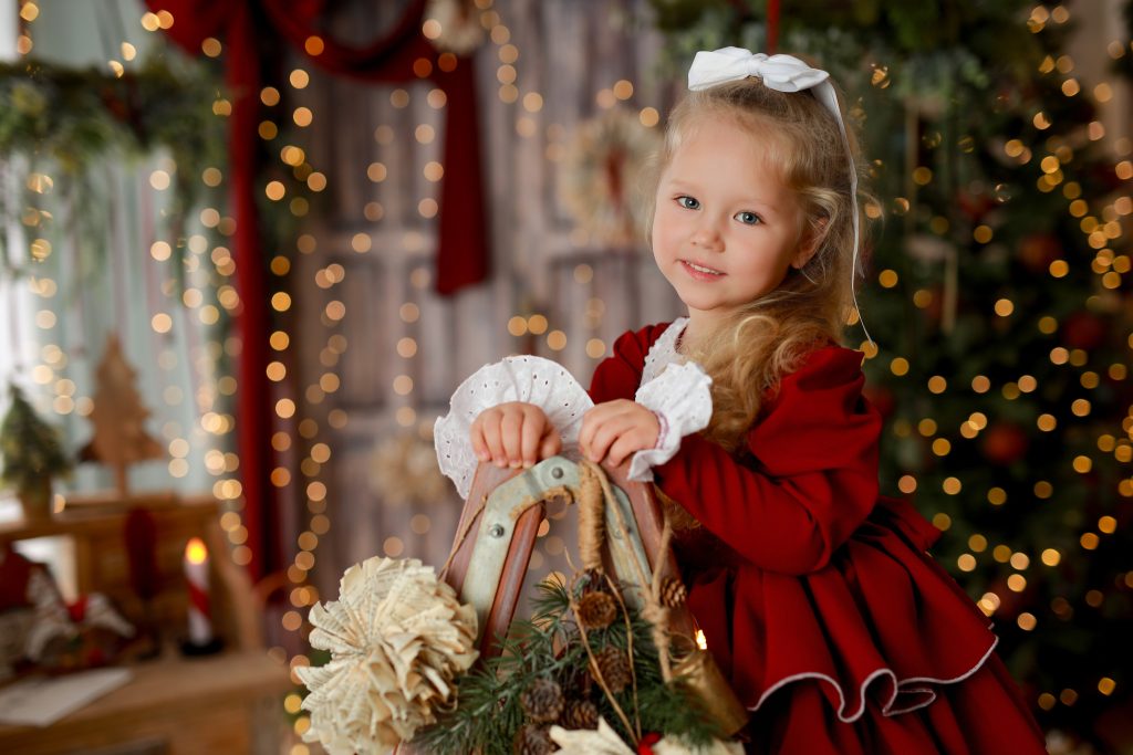 sesja świąteczna Wyszków – dziewczynki w świątecznej stylizacji w studio