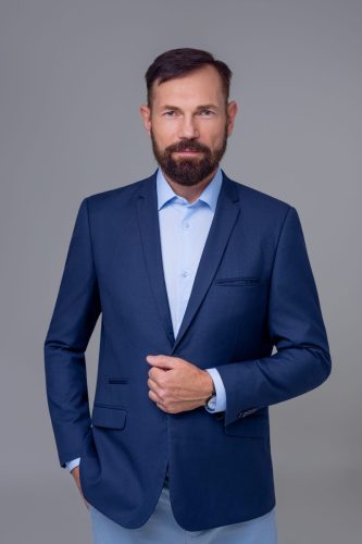 Mężczyzna w klasycznej stylizacji biznesowej – sesja biznesowa Wyszków