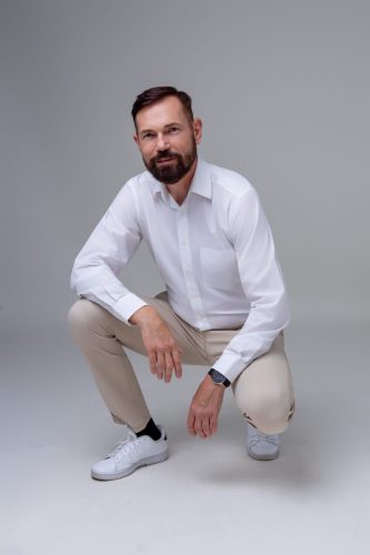 Mężczyzna w klasycznej stylizacji biznesowej – sesja biznesowa Wyszków