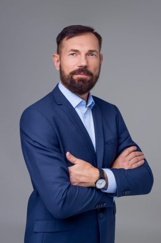 Mężczyzna w klasycznej stylizacji biznesowej – sesja biznesowa Wyszków