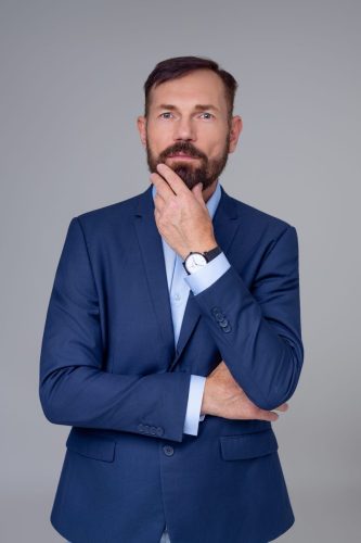 Mężczyzna w klasycznej stylizacji biznesowej – sesja biznesowa Wyszków