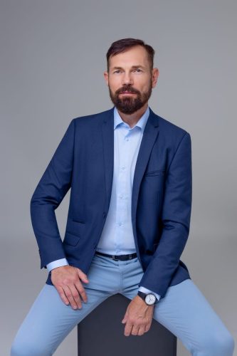 Mężczyzna w klasycznej stylizacji biznesowej – sesja biznesowa Wyszków