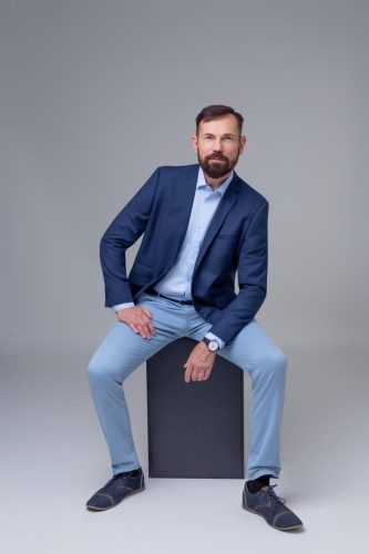 Mężczyzna w klasycznej stylizacji biznesowej – sesja biznesowa Wyszków