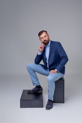 Mężczyzna w klasycznej stylizacji biznesowej – sesja biznesowa Wyszków