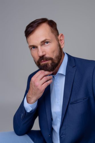 Mężczyzna w klasycznej stylizacji biznesowej – sesja biznesowa Wyszków