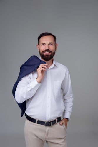 Mężczyzna w klasycznej stylizacji biznesowej – sesja biznesowa Wyszków