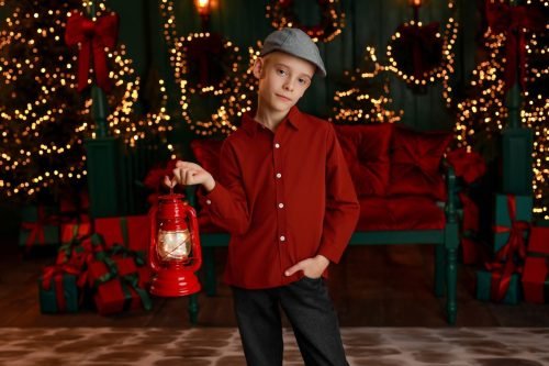 Świąteczny portret dziecka na eleganckiej zielonej scence