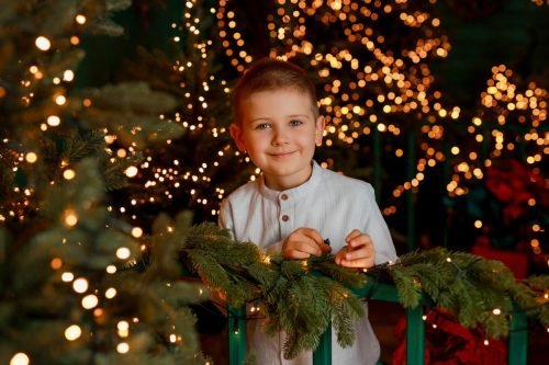 Świąteczny portret dziecka na eleganckiej zielonej scence