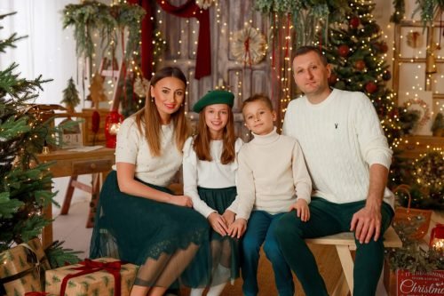 Rodzina z dziećmi na rustykalnej scence świątecznej w studio