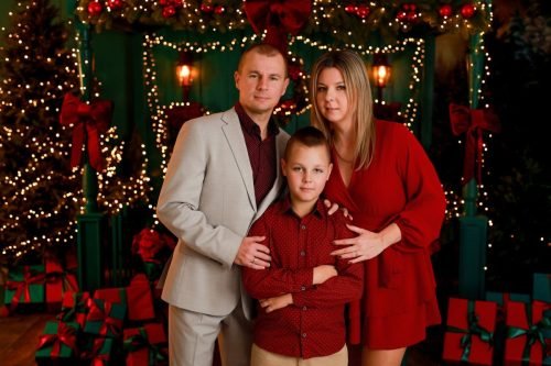 Rodzina na eleganckiej scence bożonarodzeniowej w Wyszkowie