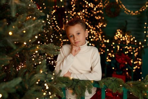 Świąteczny portret dziecka na eleganckiej zielonej scence