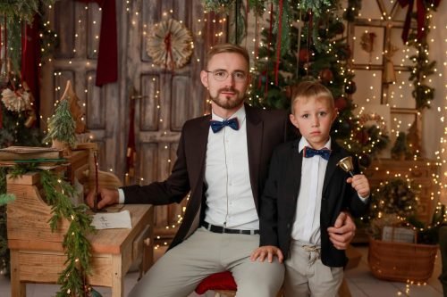 Rodzina z dziećmi na rustykalnej scence świątecznej w studio