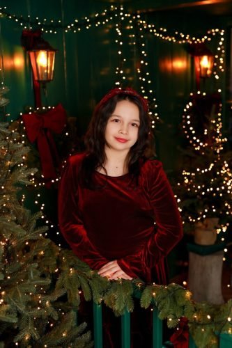 Świąteczny portret dziecka na eleganckiej zielonej scence