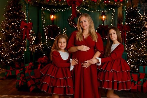 Sesja ciążowa na eleganckiej scence bożonarodzeniowej w Wyszkowie