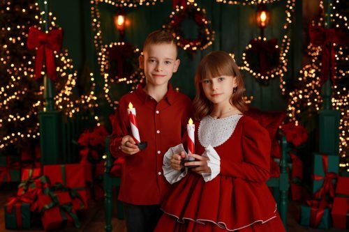 Rodzina na eleganckiej scence bożonarodzeniowej w Wyszkowie