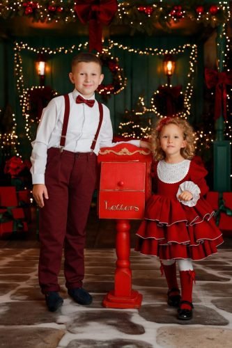 Świąteczny portret dziecka na eleganckiej zielonej scence