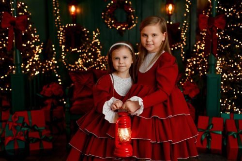 Świąteczny portret dziecka na eleganckiej zielonej scence