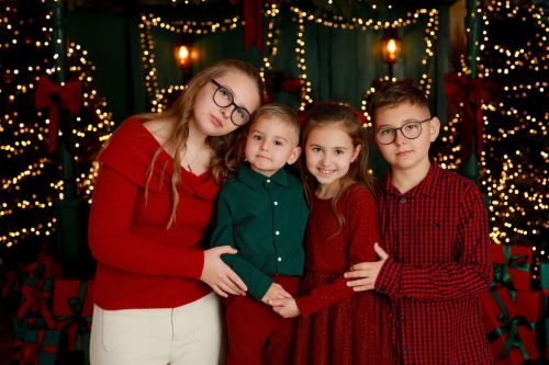 Rodzina na eleganckiej scence bożonarodzeniowej w Wyszkowie