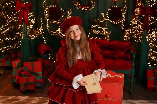 Świąteczny portret dziecka na eleganckiej zielonej scence