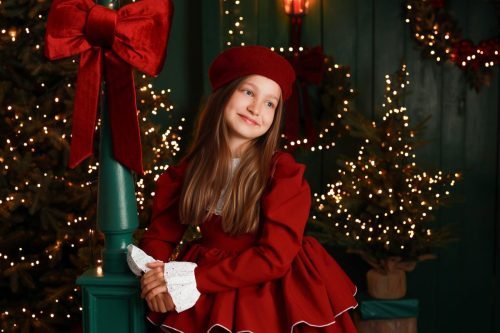 Świąteczny portret dziecka na eleganckiej zielonej scence