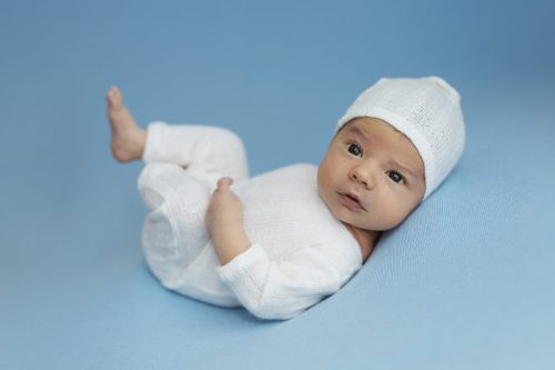 Noworodek śpiący w studio – sesja noworodkowa Wyszków