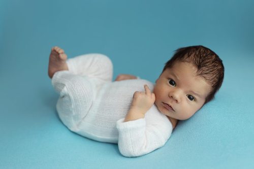 Spokojny noworodek podczas snu – sesja noworodkowa Wyszków