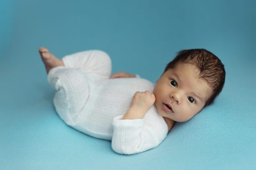 Noworodek śpiący w studio – sesja noworodkowa Wyszków