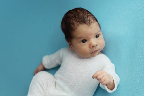 Noworodek śpiący w studio – sesja noworodkowa Wyszków