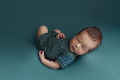 Noworodek leżący na plecach – sesja noworodkowa studio Wyszków