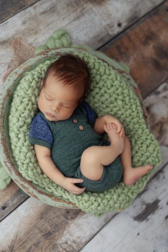 Noworodek śpiący w studio – sesja noworodkowa Wyszków