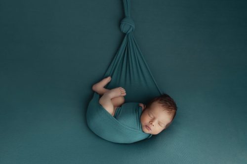 Noworodek owinięty w zielony kokon – sesja noworodkowa Wyszków