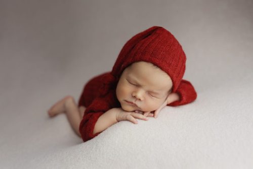 Noworodek leżący na plecach – sesja noworodkowa studio Wyszków