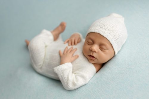 Noworodek śpiący w studio – sesja noworodkowa Wyszków